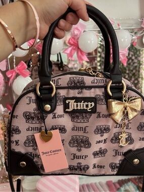 Juicy couture vintage couture bowler bag
Color:pink diamond